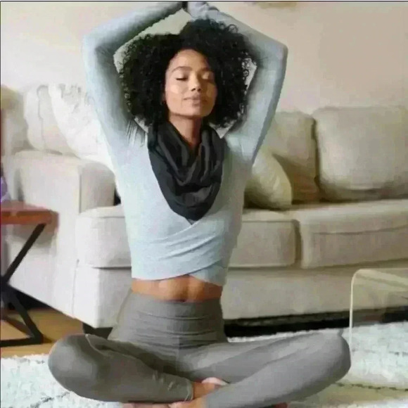 Beyond Yoga Infinity Scarf Black Hidden Discrete Zipper Pocket Wrap Stretch - Picture 7 of 7